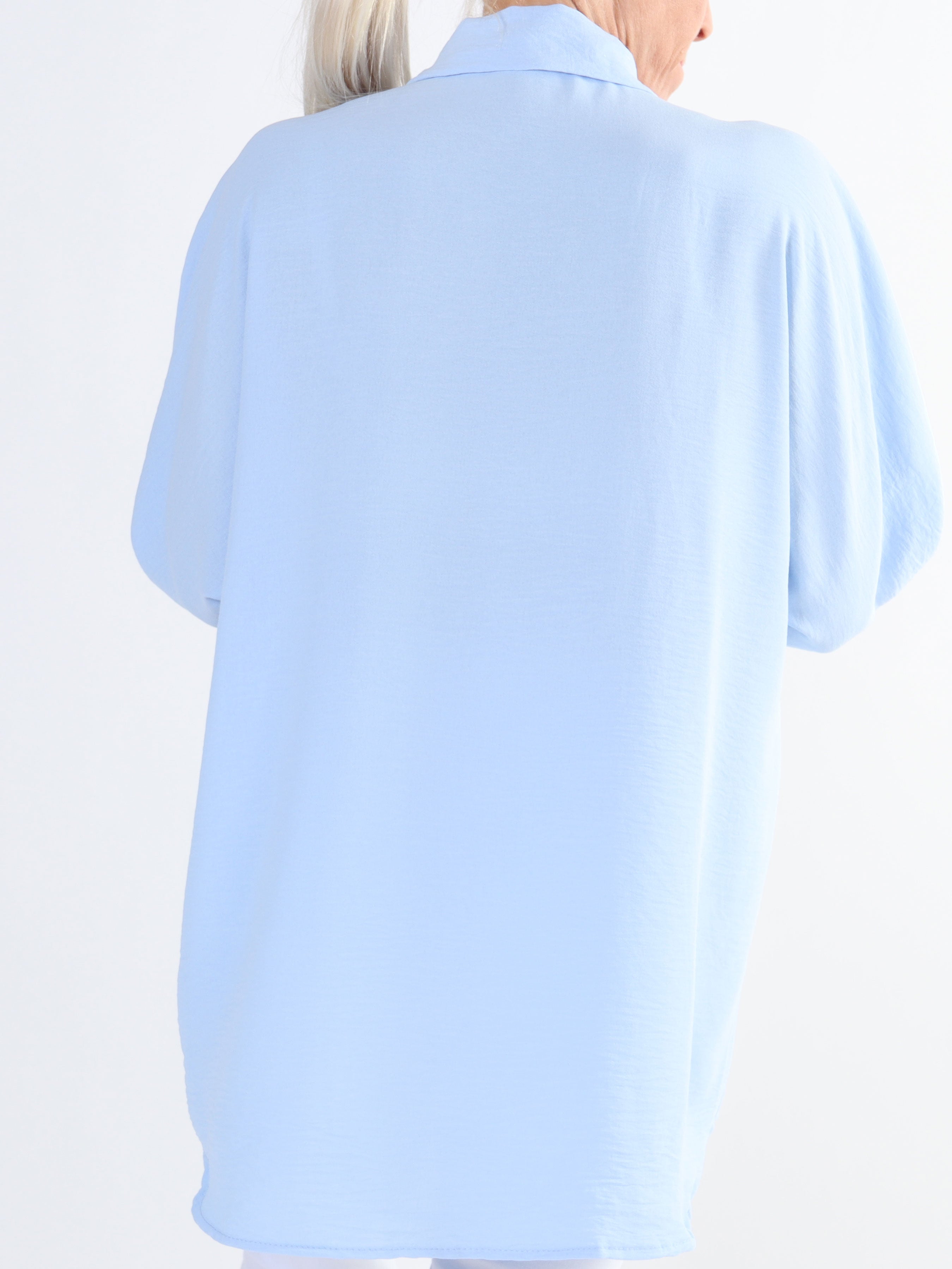 Katrin - Plus size skjorte med fine farvet blomster foran